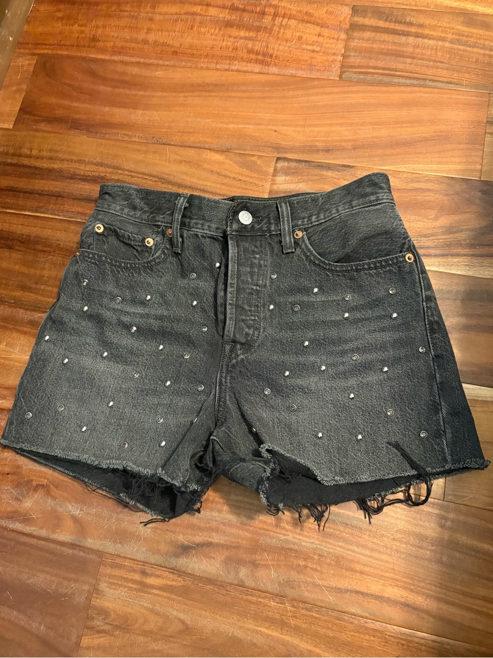 Levi’s Wedgie Studded Black Denim Shorts Women’s Size 28 Distressed Raw‎ (1347)